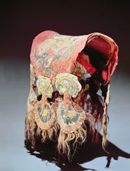 Satteldecke mit Greifen, die Ziegen angreifen